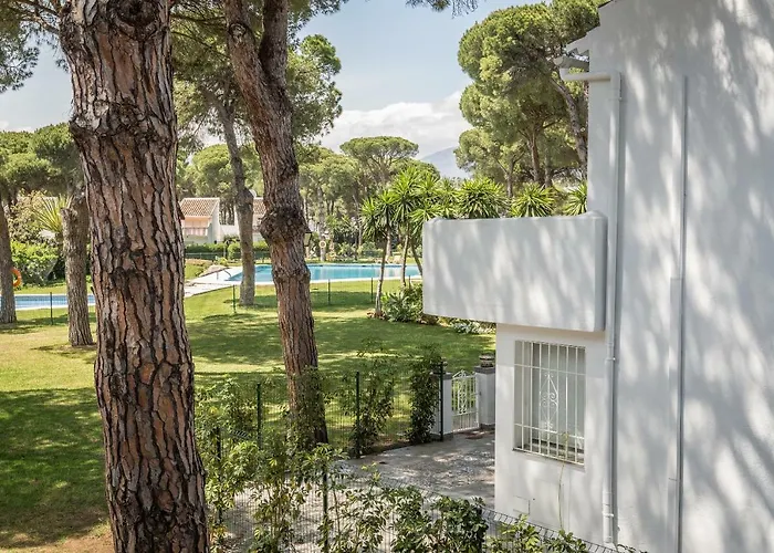 Beachside Cosy Apartment With Pool