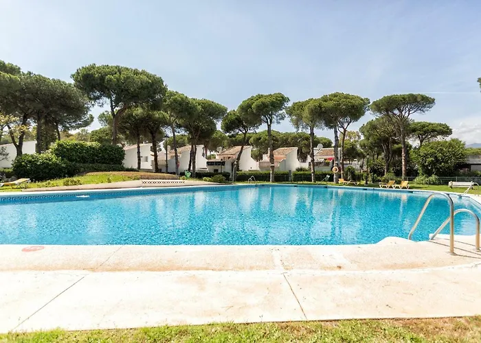 Beachside Cosy Apartment With Pool