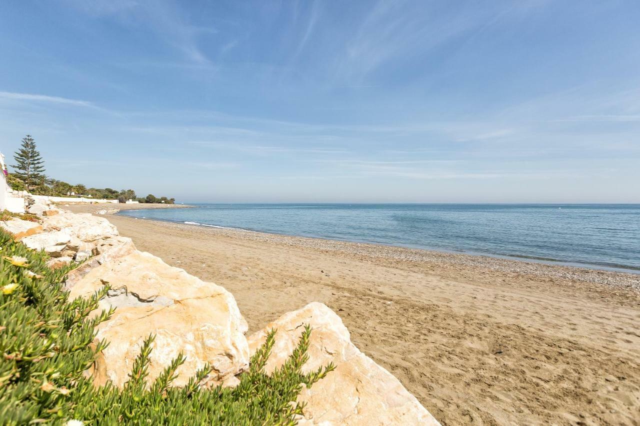 Beachside Cosy With Pool Apartament